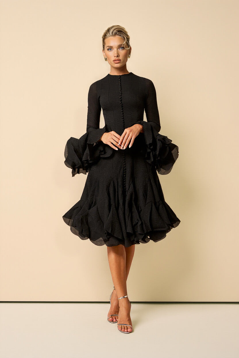 Elegante abito midi nero con volant e maniche a campana