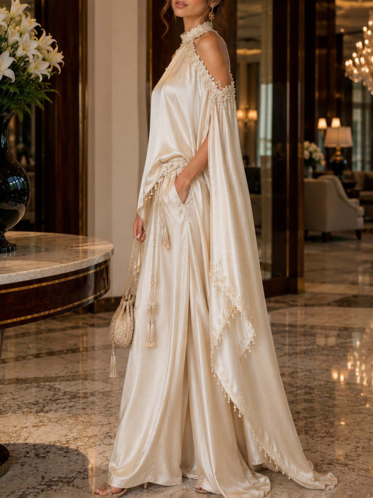 Elegantes Satinhosen-Set mit Spitzenbesatz und Capeärmeln