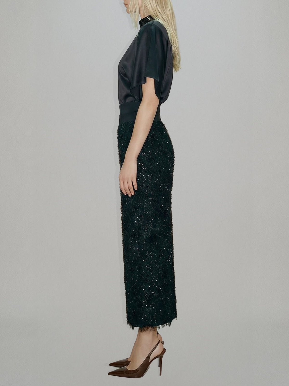 Elegante set a due pezzi con top in raso e gonna midi con paillettes e piume