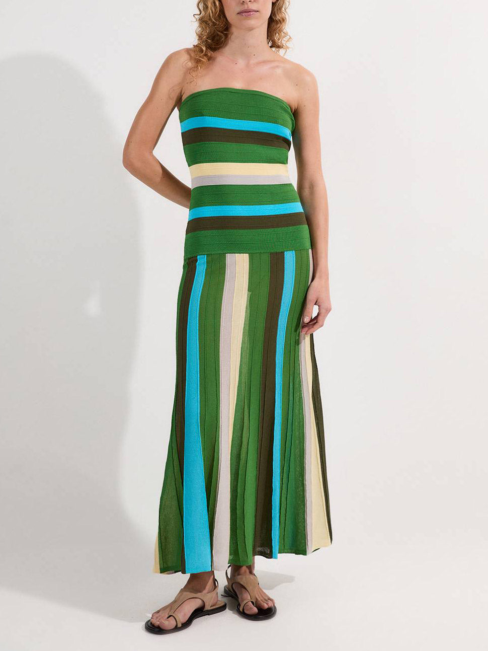 Gestreiftes trägerloses Strick-Maxikleid