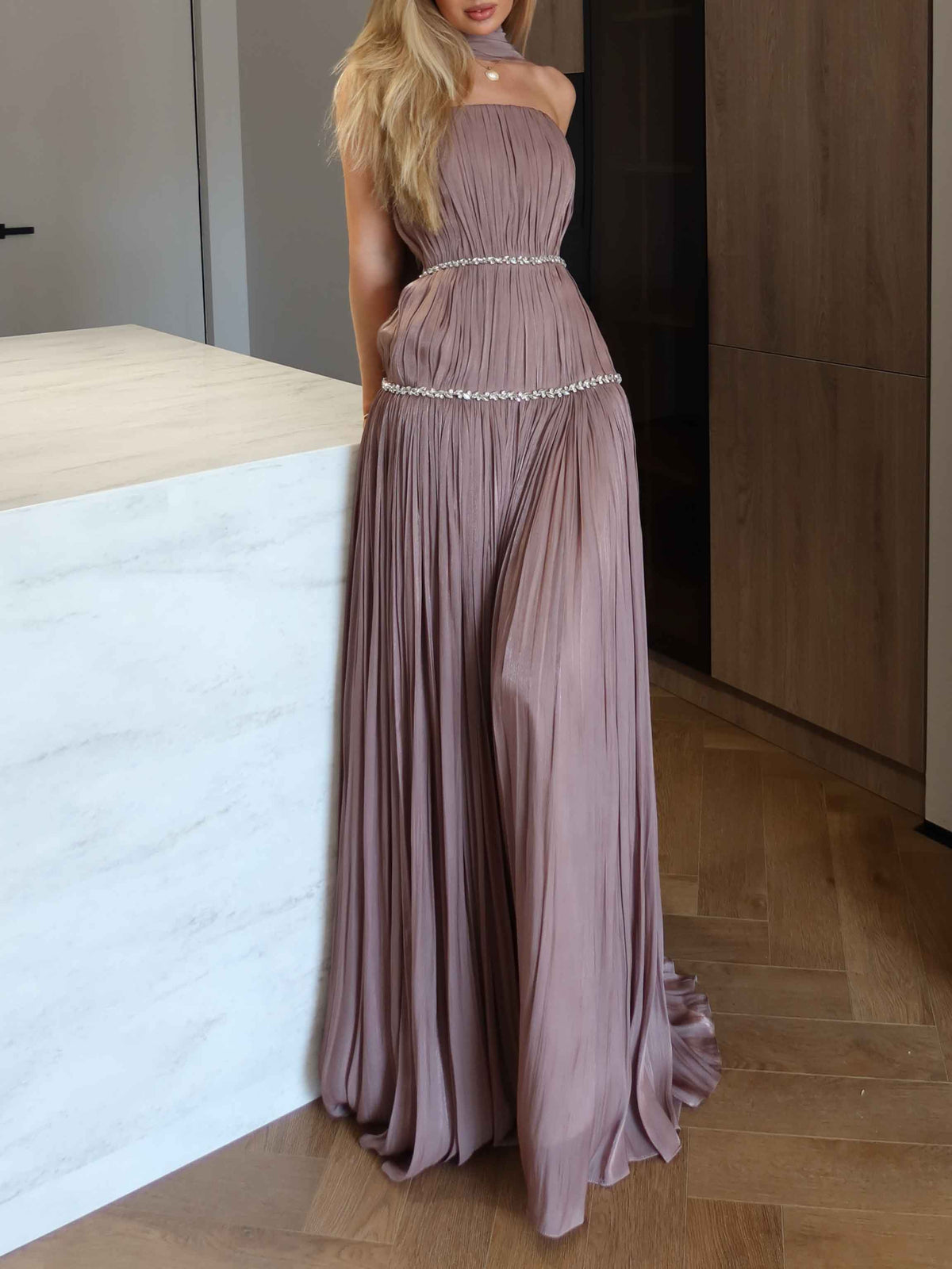 Elegantes plissiertes trägerloses Maxikleid mit Strass-Trägern