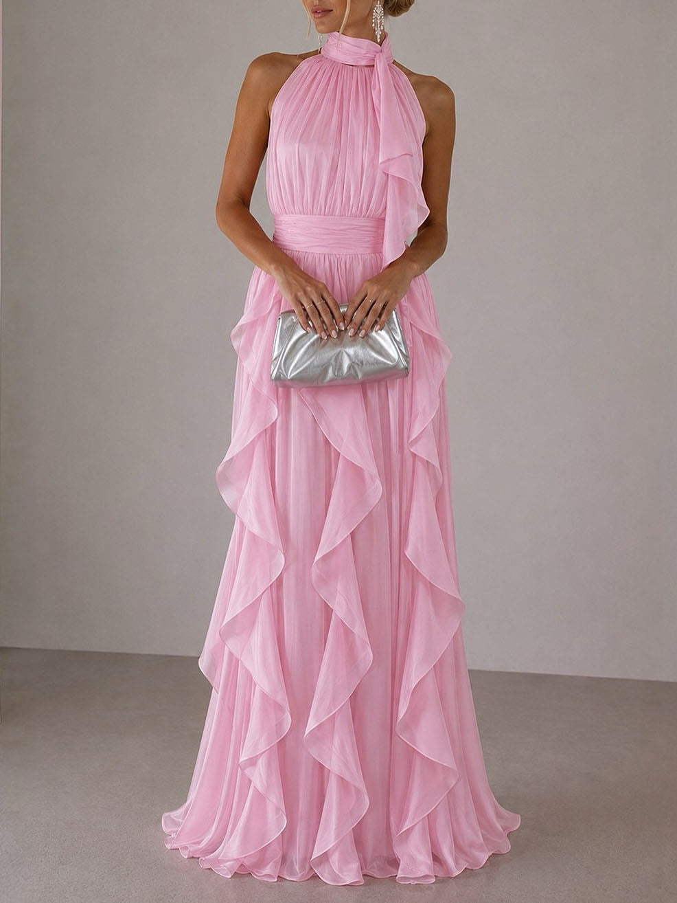 Vestido largo elegante con espalda descubierta, frunces y volantes en capas