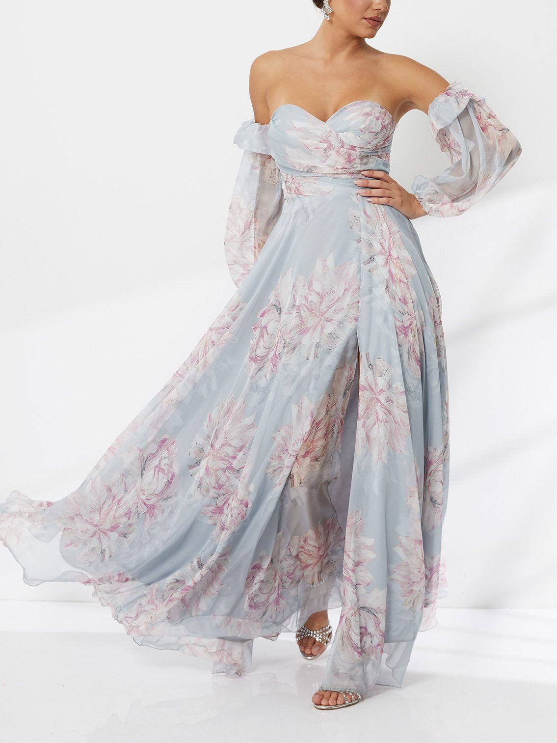 Vestido maxi elegante floral de chiffon com ombros descobertos e racha