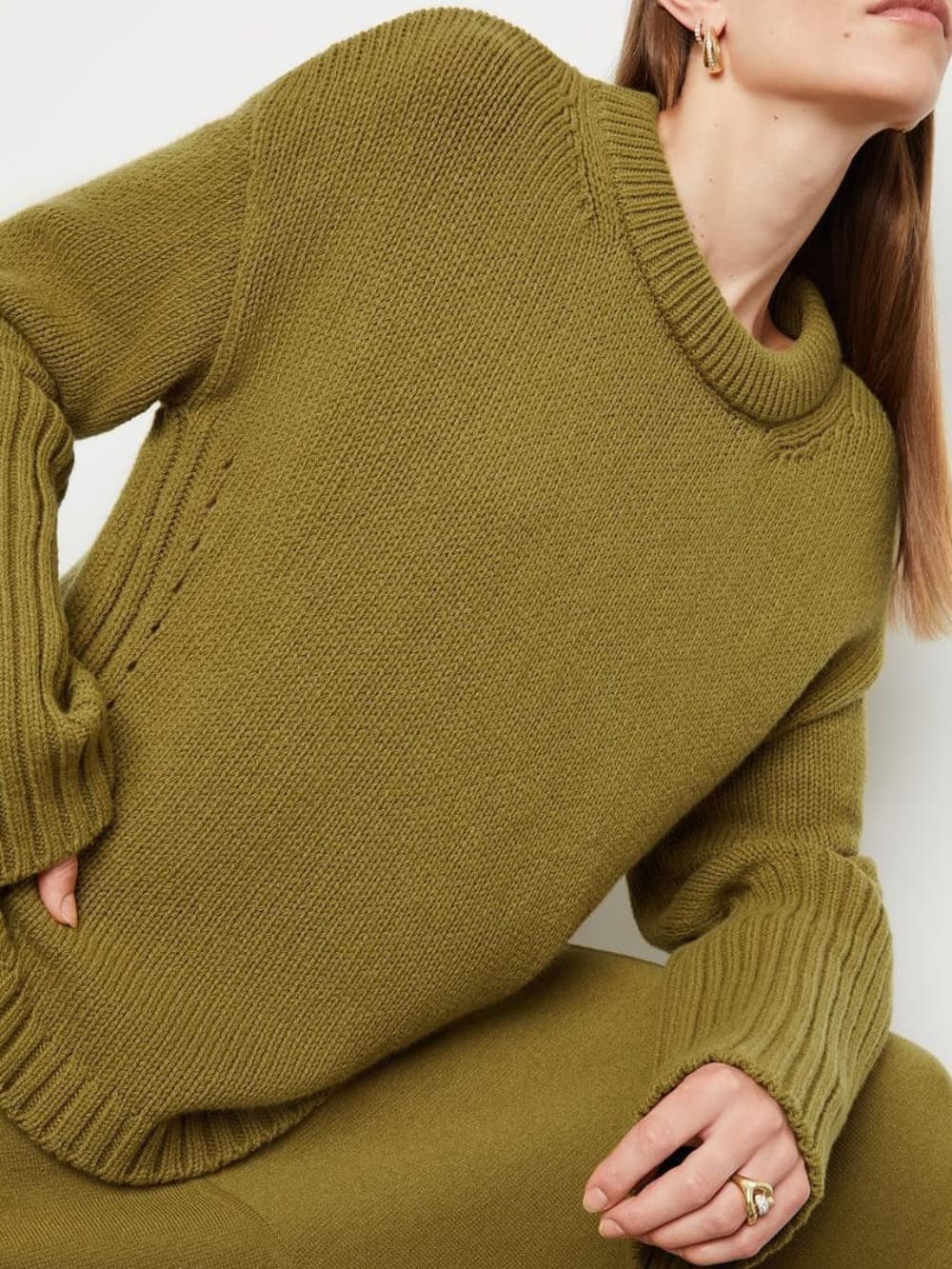 Conjunto de saia e camisola de gola redonda com punhos altos