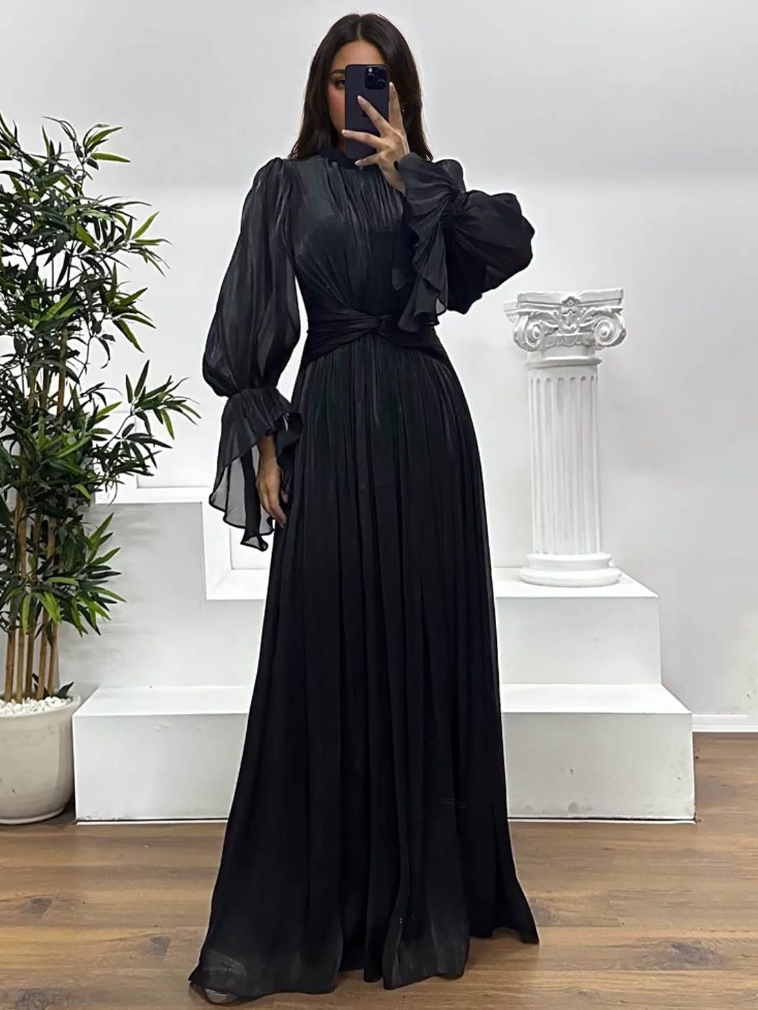 Vestido largo elegante, fluido y plisado, de manga larga