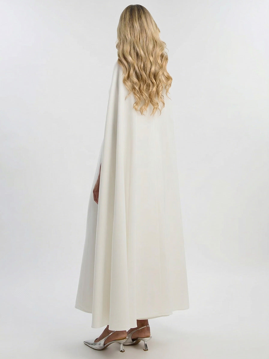 Elegante vestido largo con cuello alto y estilo capa