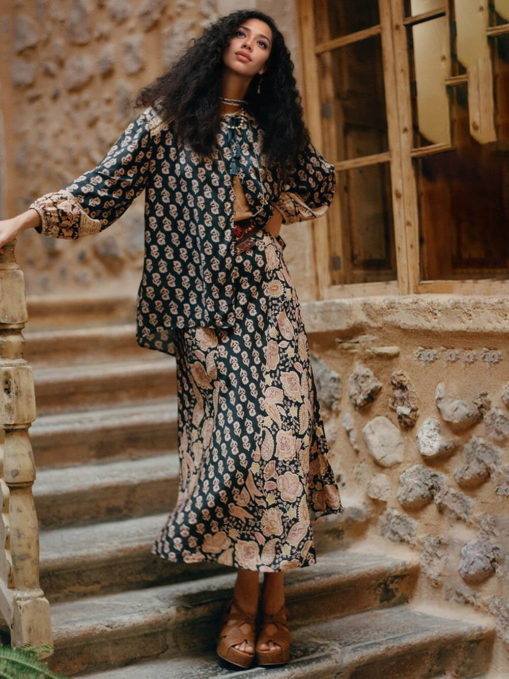 Boho-Set aus lockerem Hemd mit Print und Drapierung sowie hoch tailliertem Maxirock