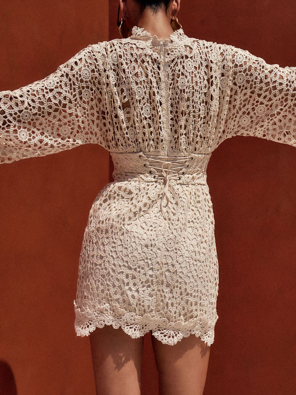 Raffinato minidress in pizzo con maniche a sbuffo