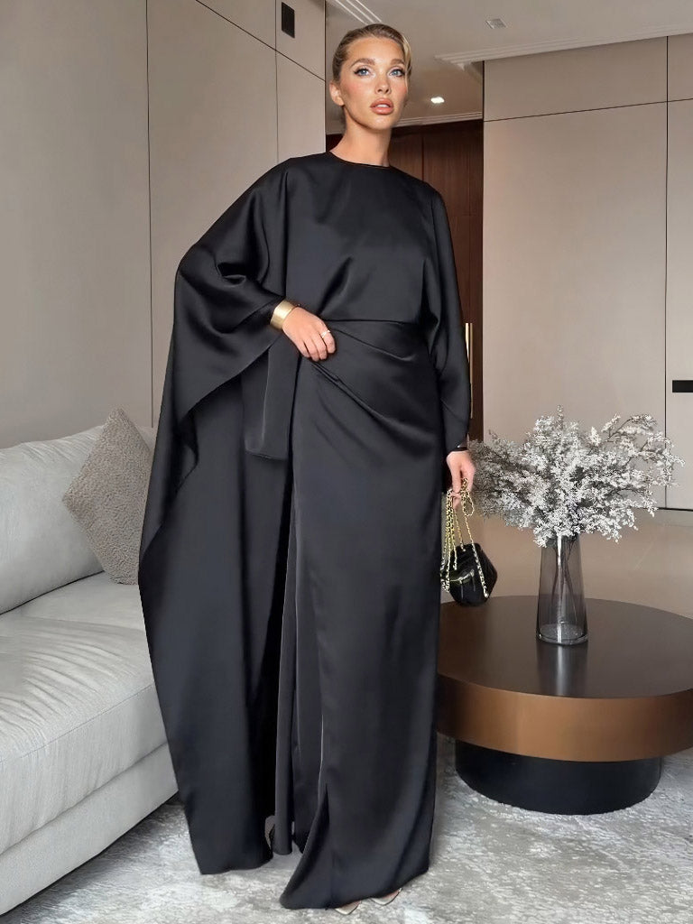 Elegantes Maxikleid aus plissiertem Satin mit Fledermausärmeln