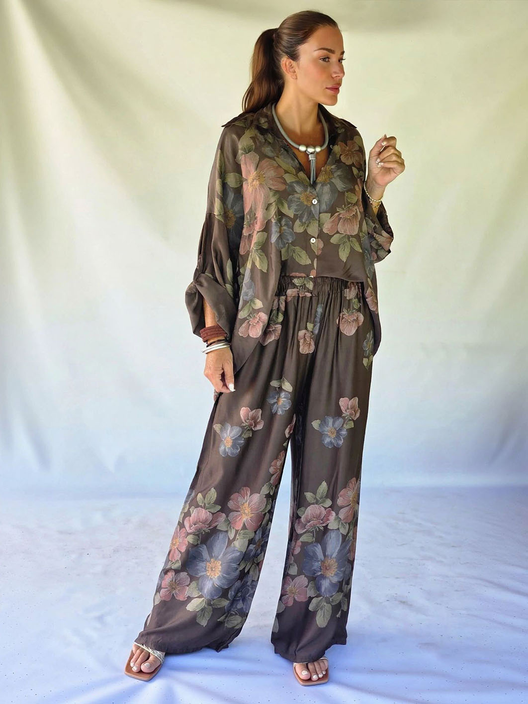 Conjunto de dos piezas con camisa de cuello y estampado floral retro y pantalón de pierna ancha con cintura elástica
