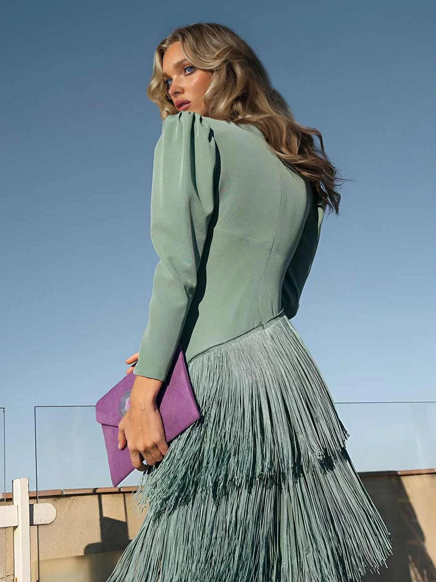Elegante abito lungo con nappine, scollo a V e maniche lunghe