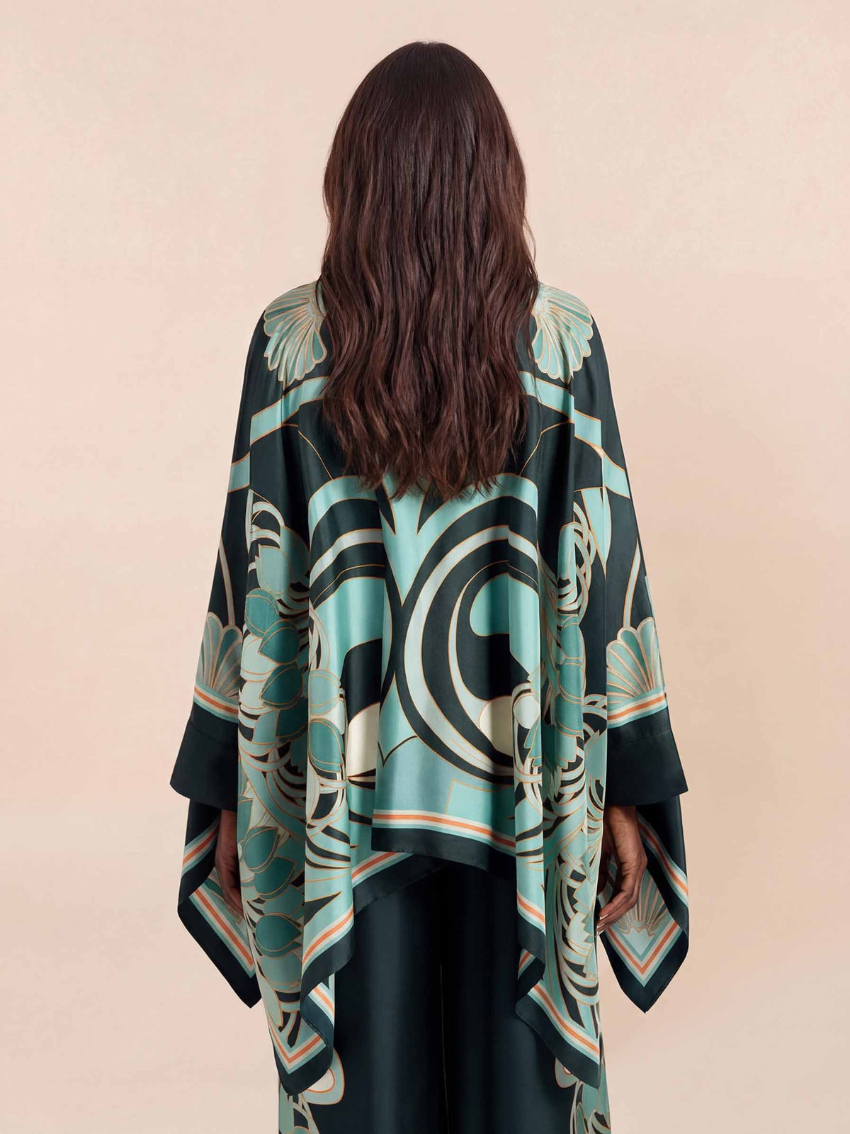 Elegante camicia in raso con maniche a mantella e stampa astratta