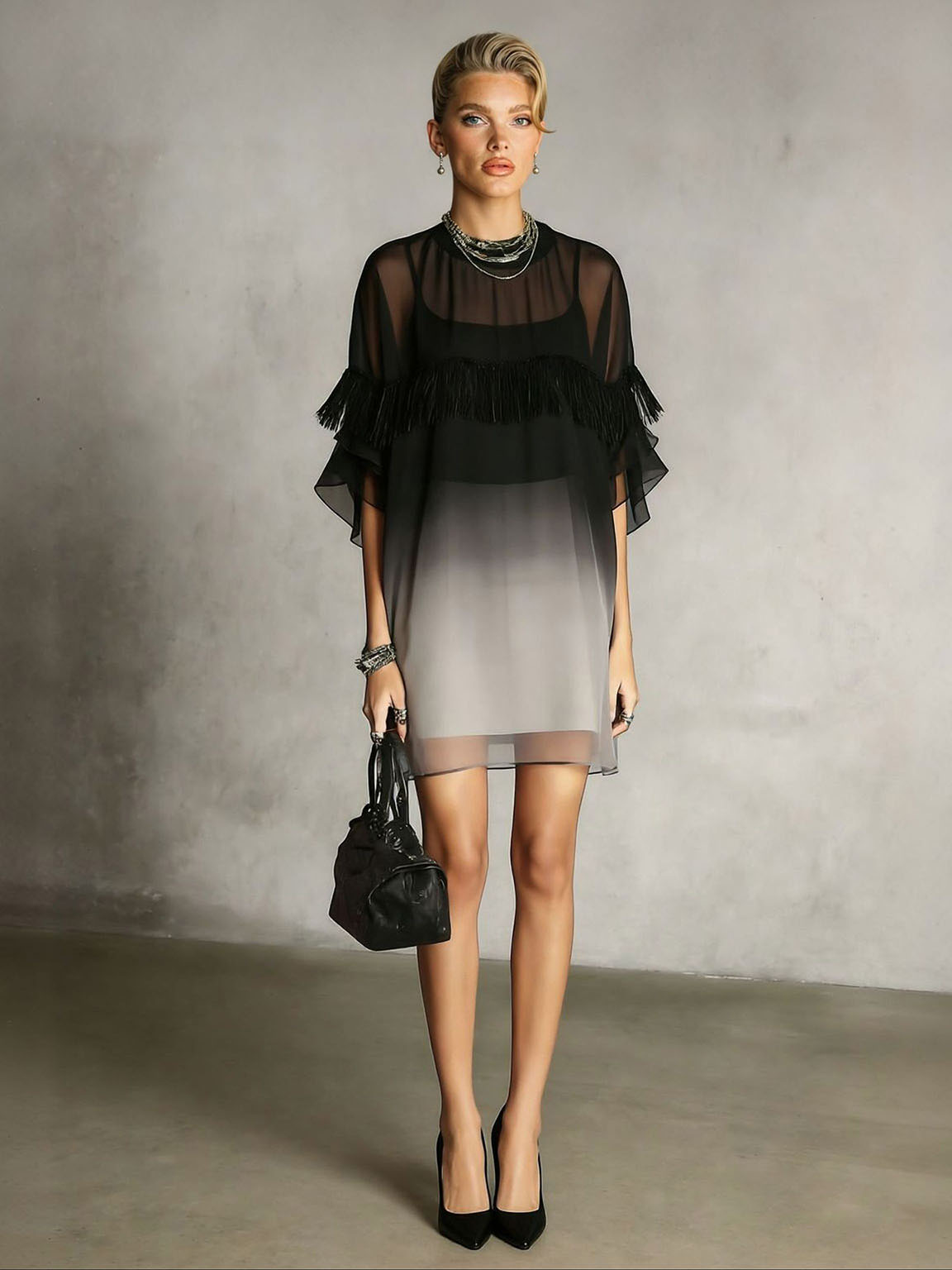 Vestido curto requintado em chiffon com degradé e acabamento de franjas