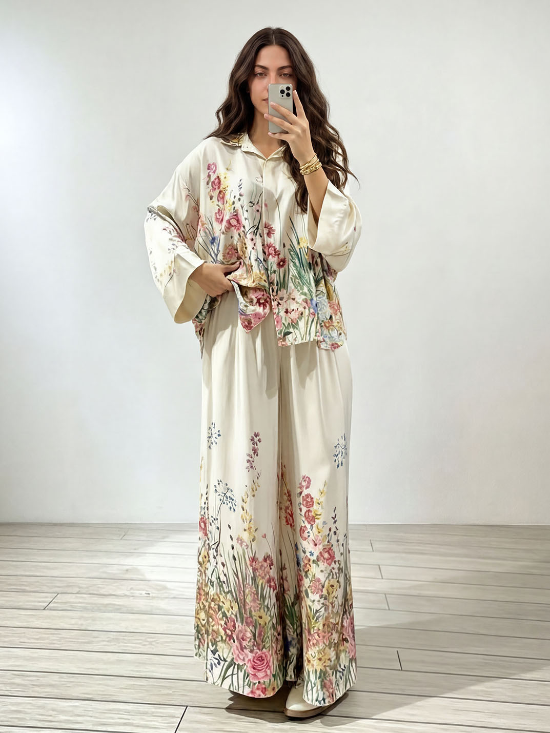 Completo elegante con camicia in raso a stampa floreale e pantaloni a gamba larga