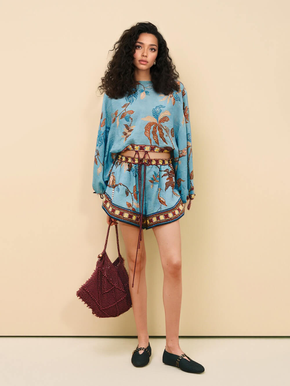 Completo con top a spalle scese e pantaloncini, stampa boho color block e coulisse