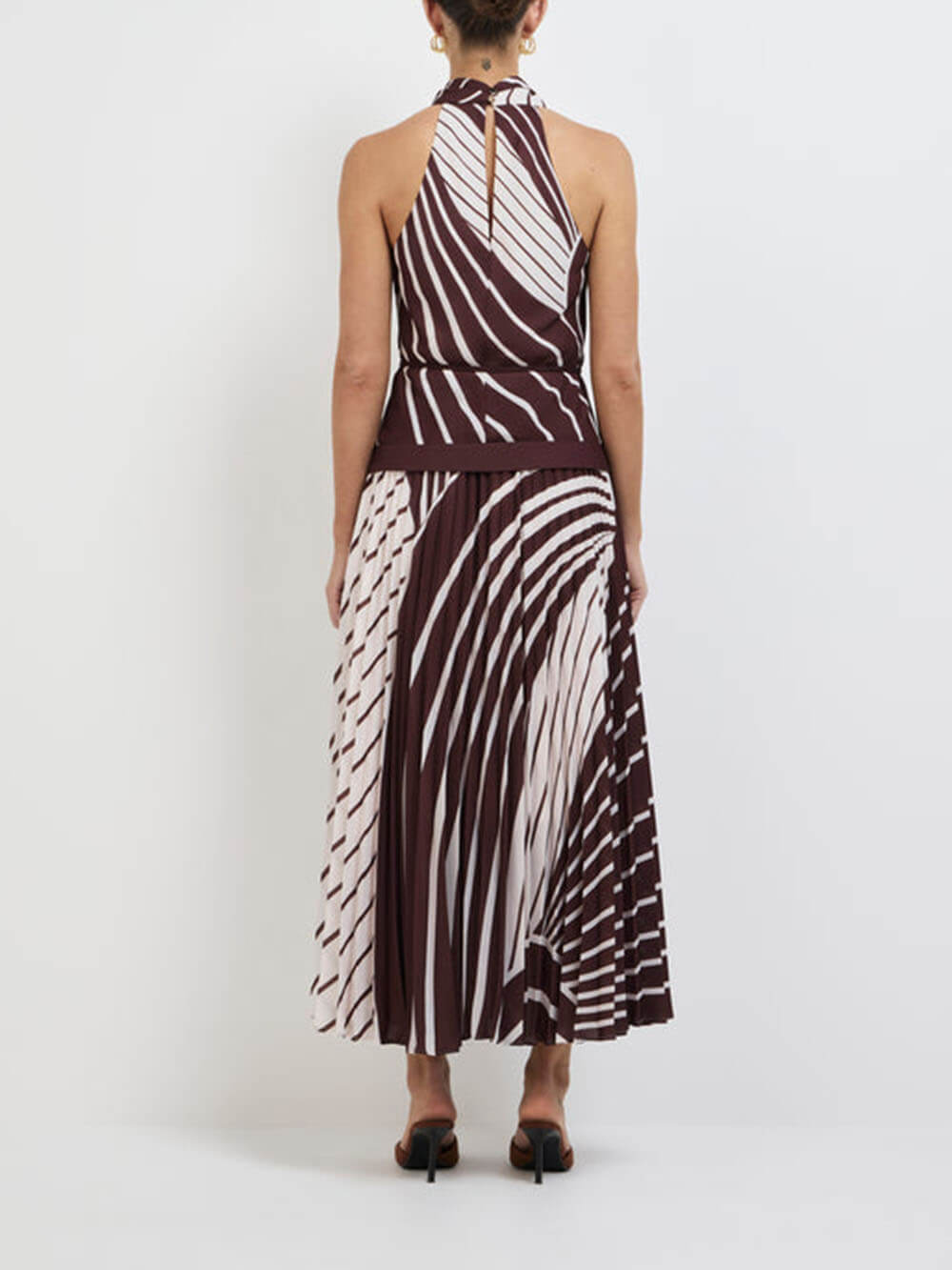 Robe longue élégante à imprimé rayé, ourlet asymétrique et plis