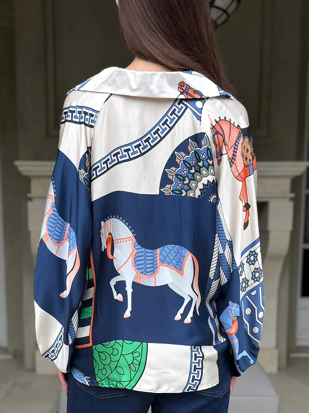 Ensemble original composé d'une chemise ample en satin à imprimé cheval et d'un pantalon large à taille élastique