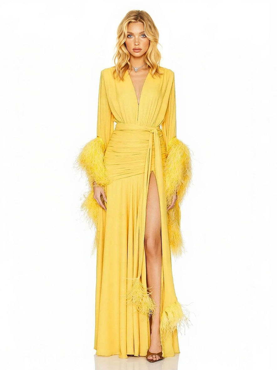 Maxi abito elegante in chiffon fluido con scollo a V e polsini con piume