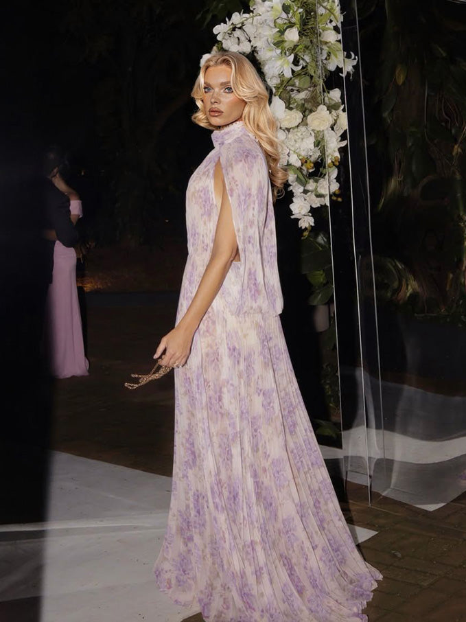 Elegantes Maxikleid mit hohem Kragen, Capeärmeln und Raffungen