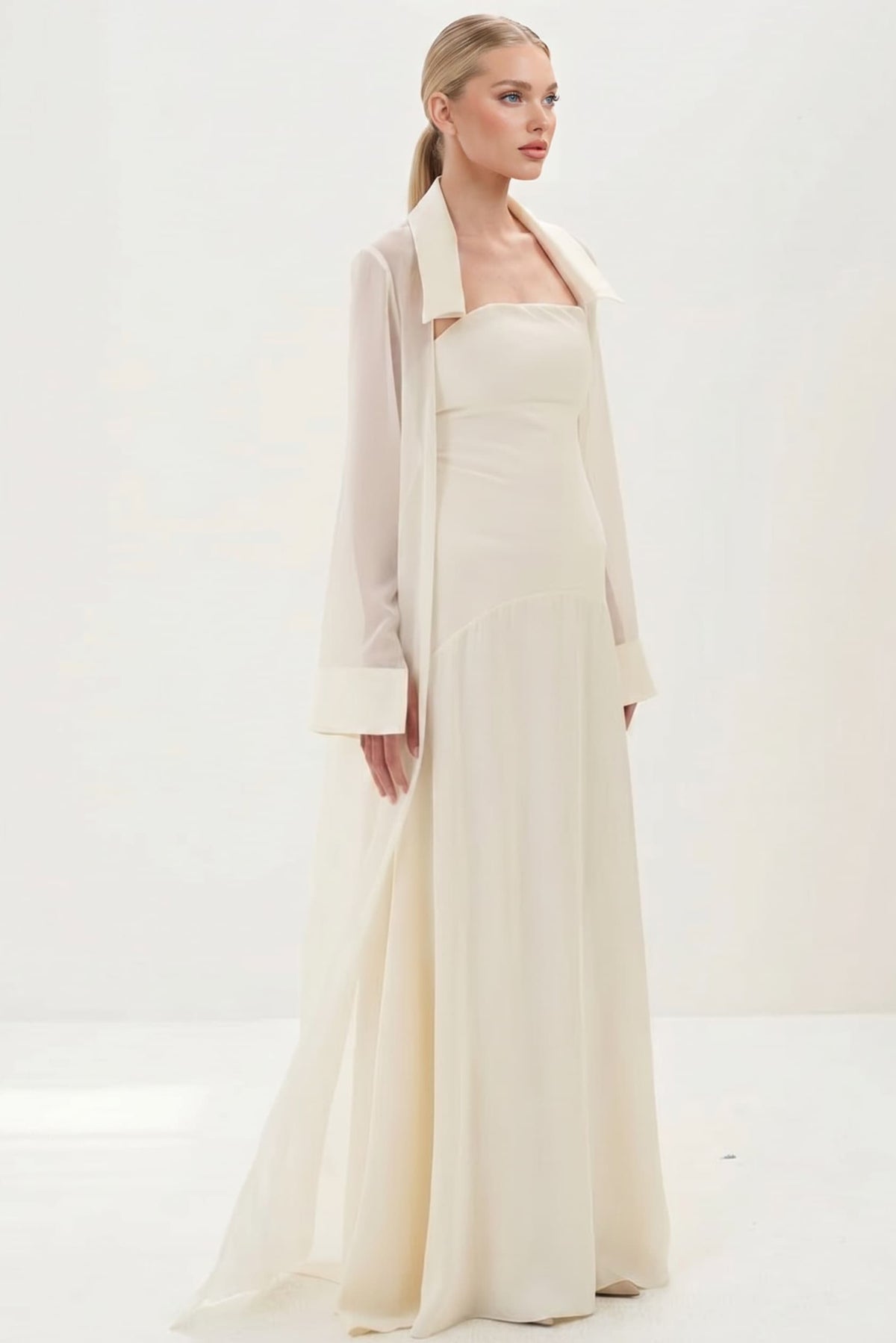 Conjunto elegante de duas peças com vestido comprido de cetim e sobreposição comprida de chiffon transparente