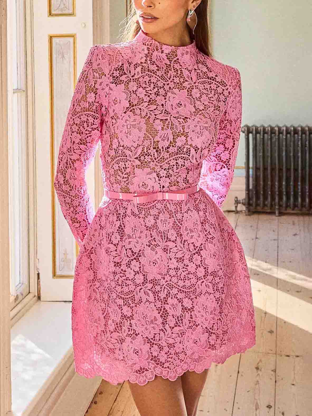 Vestido mini elegante de manga comprida com renda floral e recortes