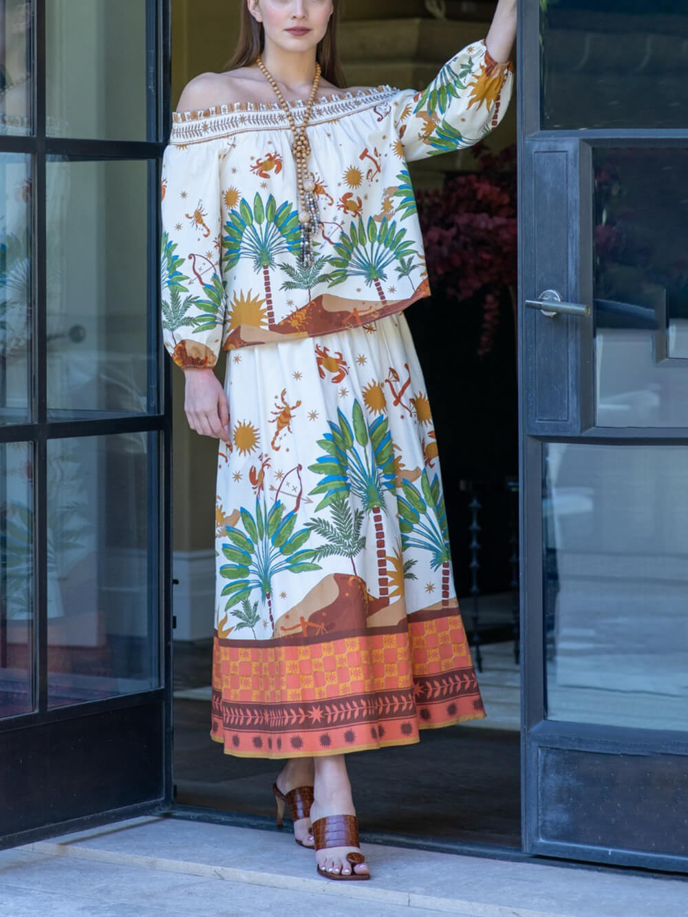 Ensemble moderne original en satin imprimé, composé d’une chemise à épaules dénudées et d’une jupe à taille élastique