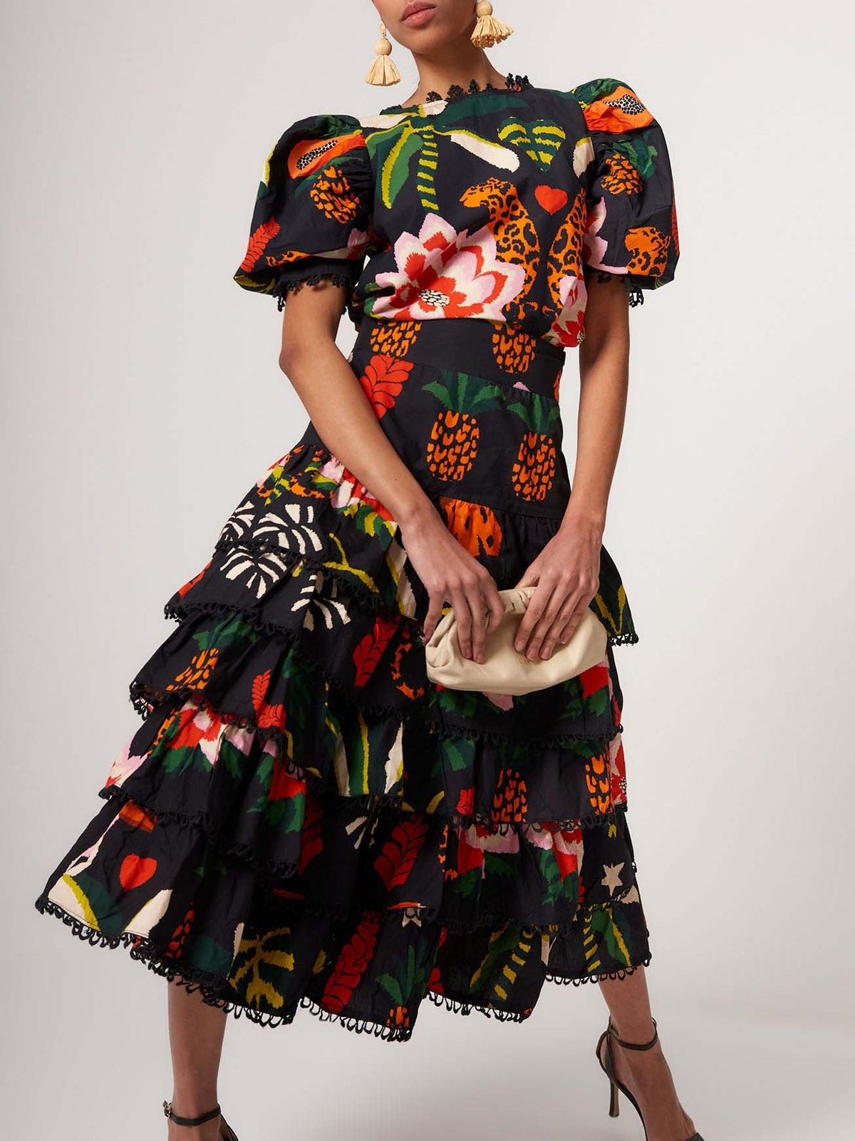 Elegantes zweiteiliges Set mit tropischem Print, Puffärmeln und Rüschen