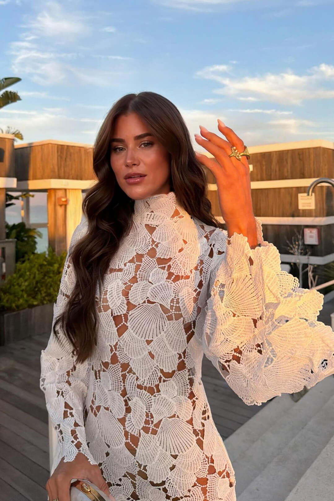 Abito corto elegante in pizzo con cut-out e maniche a campana
