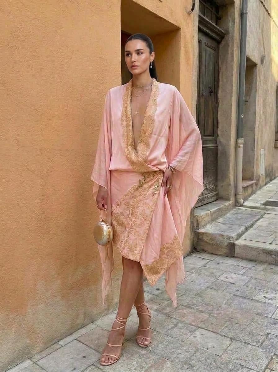 Mini-Cape-Kleid in Blassrosa mit goldener Stickerei und tiefem V-Ausschnitt sowie Wickelkleid