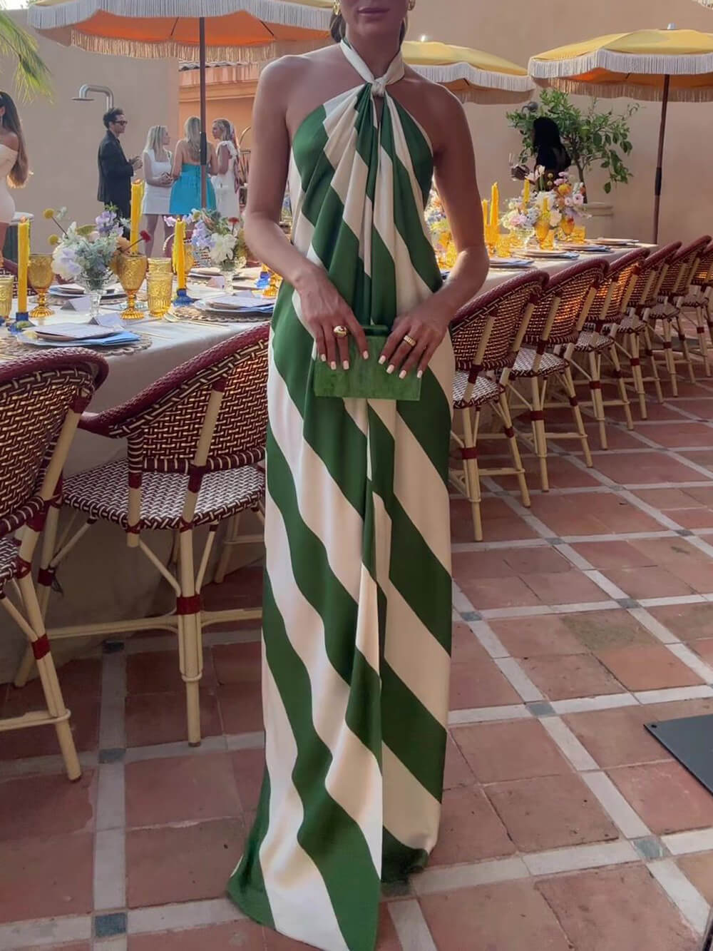 Vestido maxi requintado com estampado às riscas, atilho ao pescoço e costas descobertas