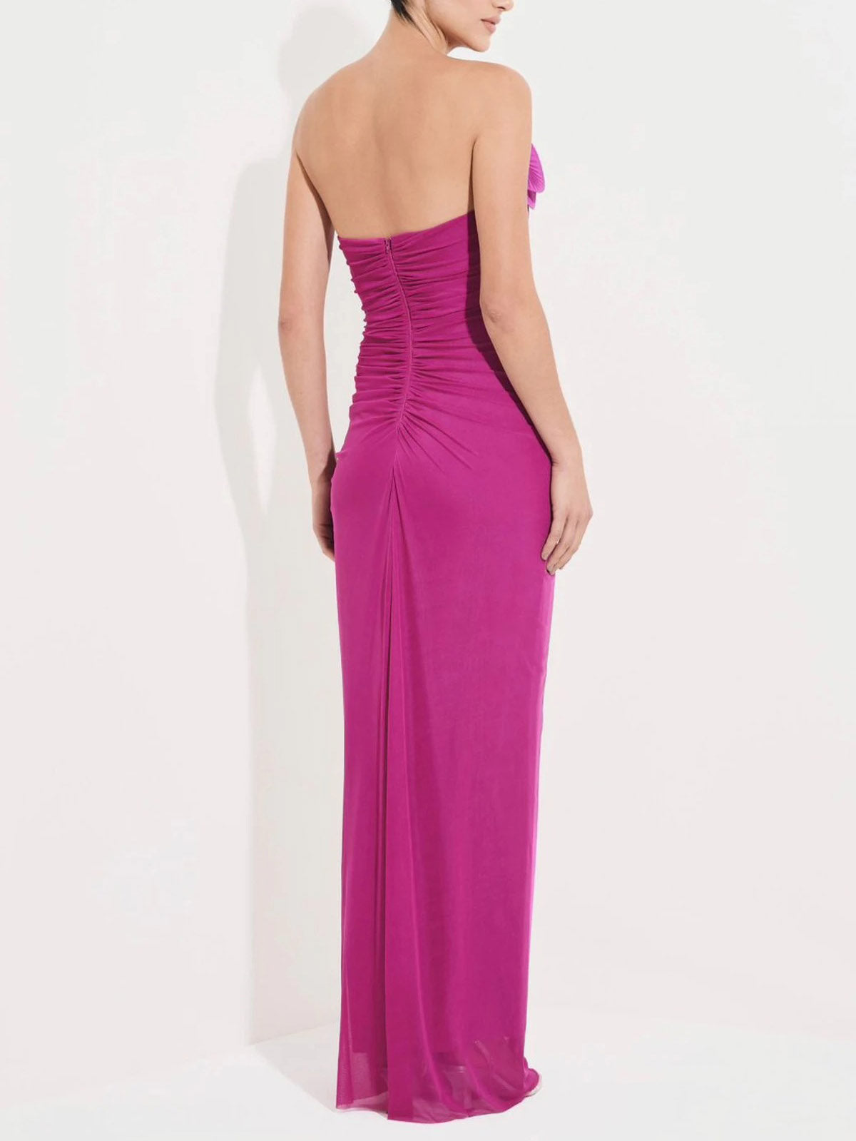 Vestido comprido elegante sem alças, franzido e com aplicação floral
