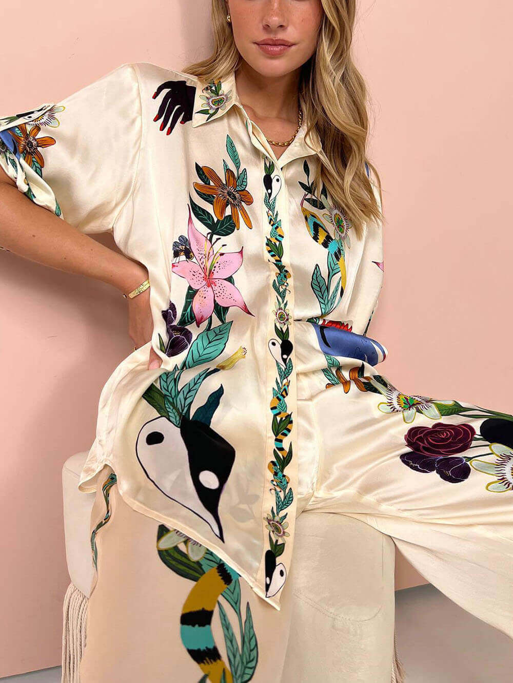 Ensemble moderne et raffiné en satin à imprimé original, composé d’un chemisier ample et d’un pantalon ample à taille élastique et poches