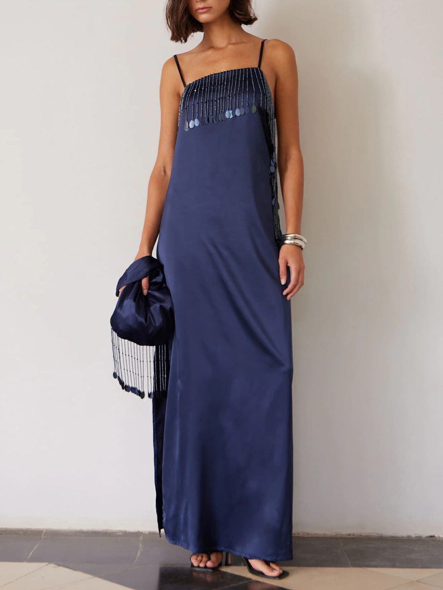 Elegante abito lungo in raso con frange di paillettes