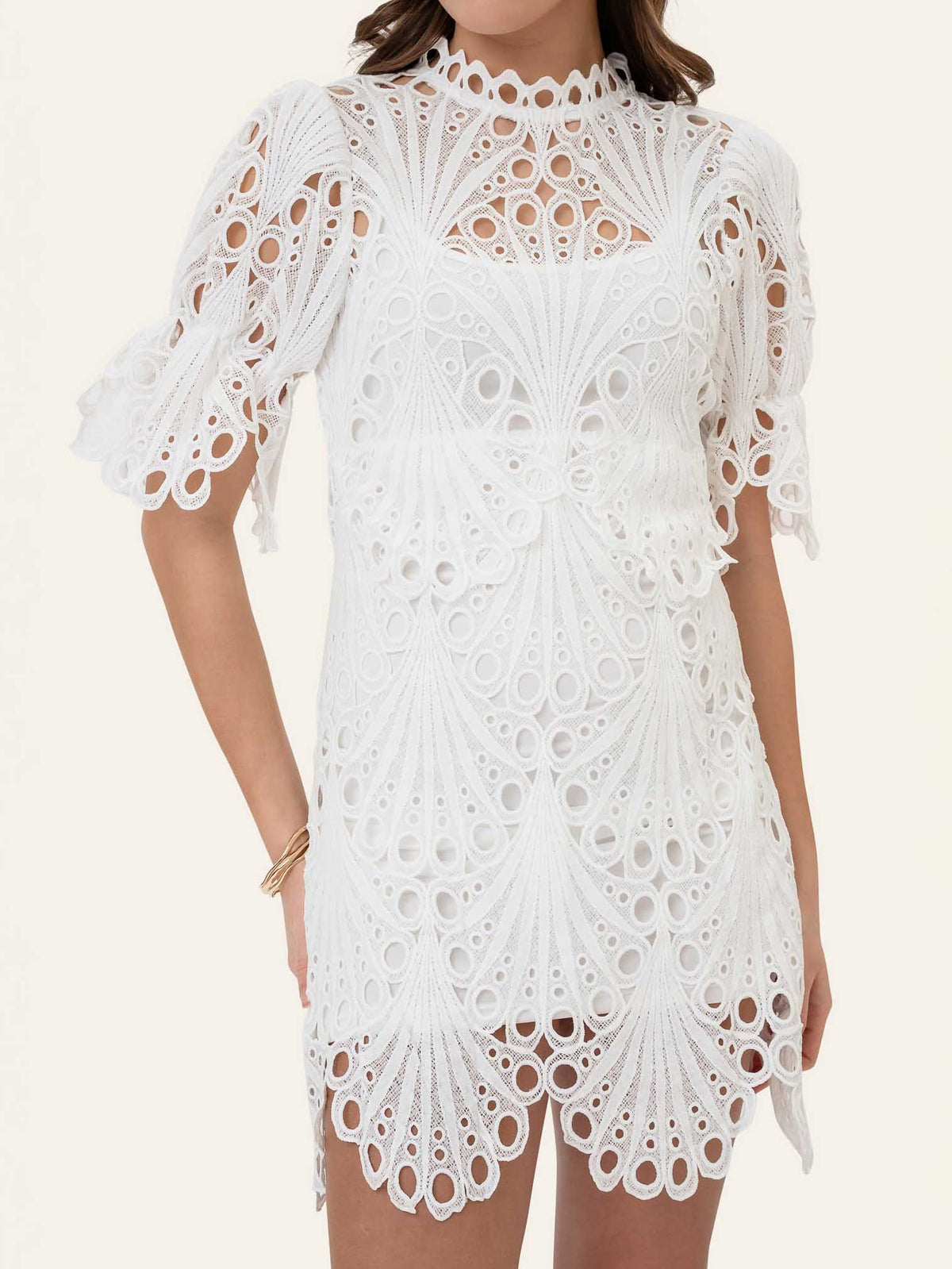 Elegantes Minikleid aus Häkelspitze mit Pfauenmuster