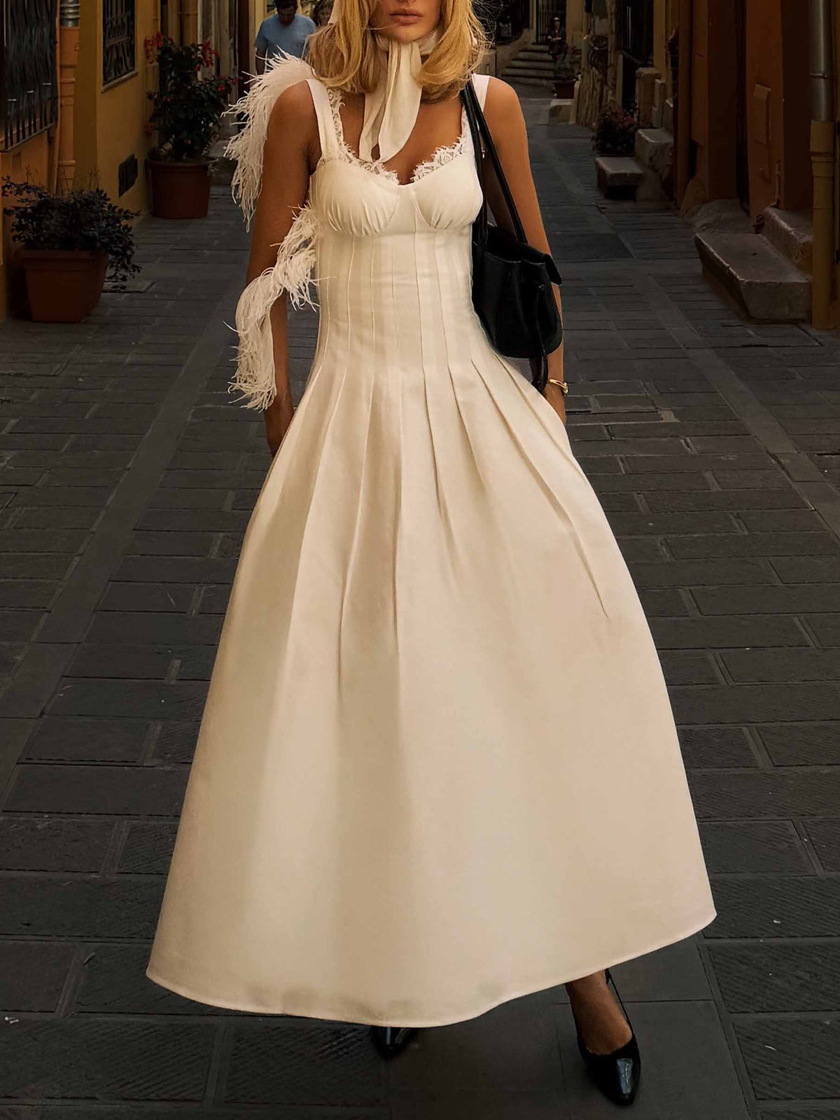 Elegante abito midi aderente in pizzo con scollo a V