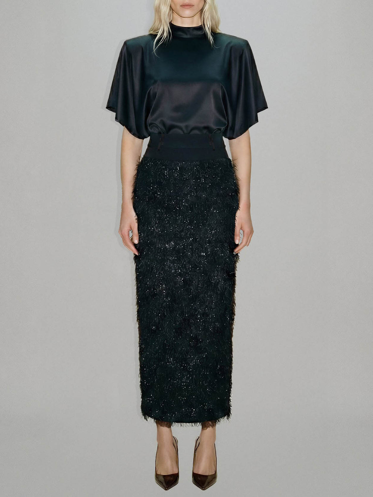Elegante set a due pezzi con top in raso e gonna midi con paillettes e piume