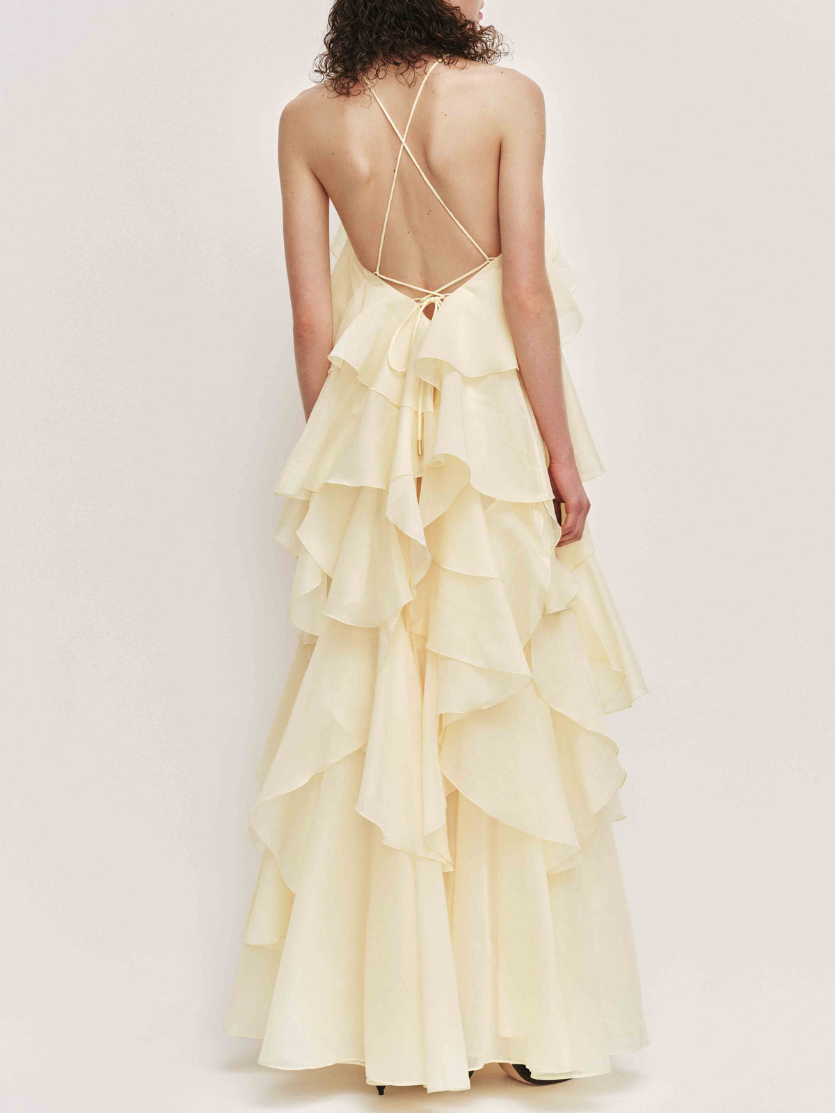 Elegantes Neckholder-Maxikleid mit 3D-Blüten und Rüschen