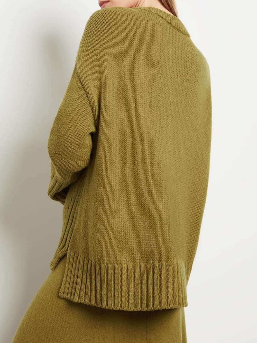 Conjunto de saia e camisola de gola redonda com punhos altos