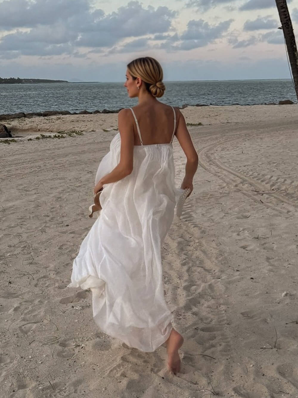 Vestido comprido informal, fluido e folgado em chiffon, com decote profundo e abertura no peito
