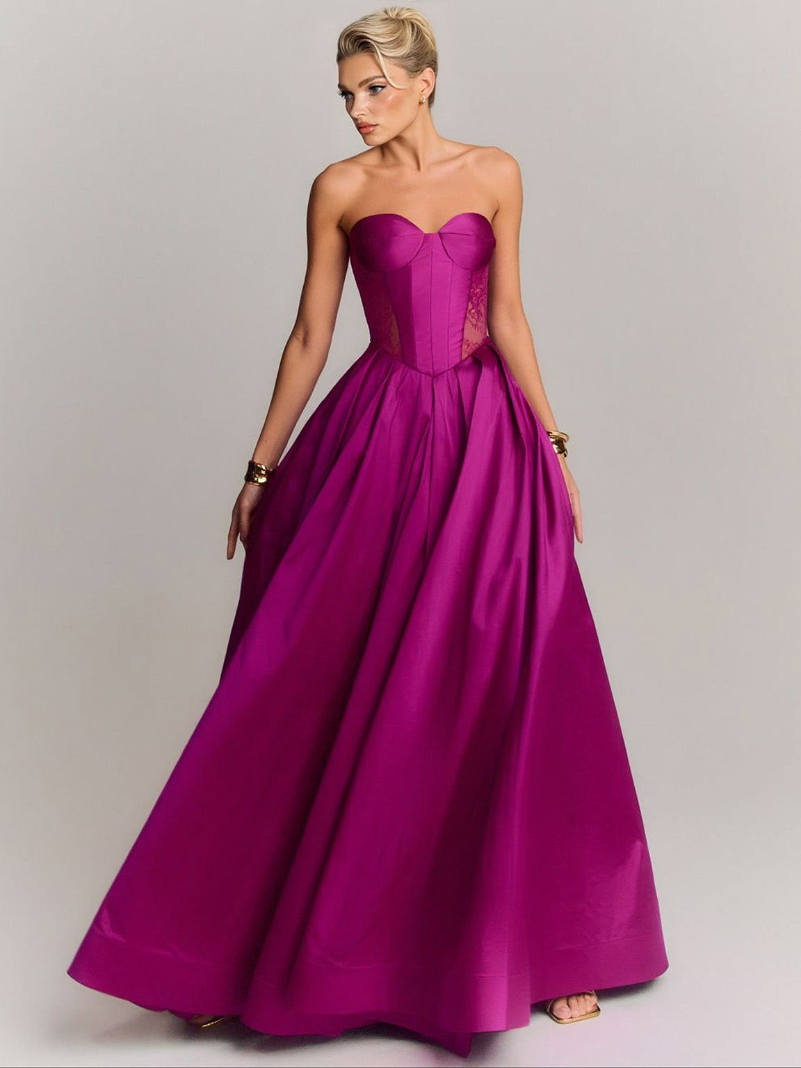 Elegantes trägerloses Maxikleid im Ballkleidstil mit Spitzeneinsätzen