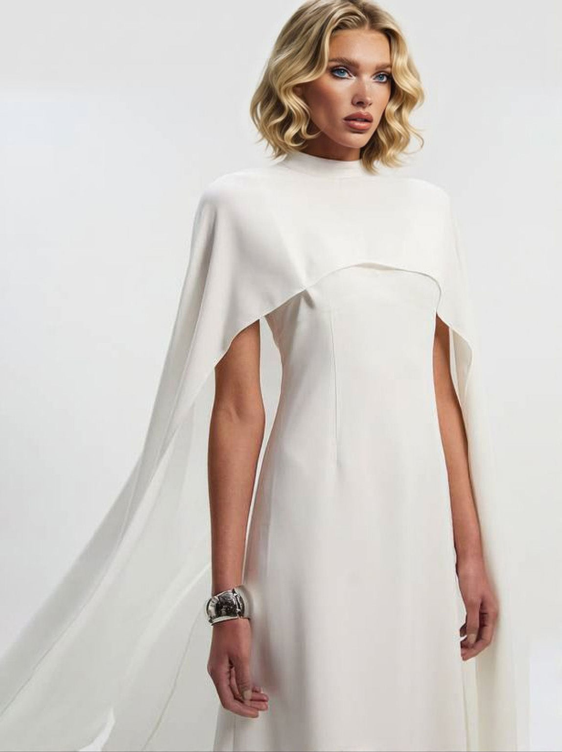 Elegante vestido largo con cuello alto y estilo capa