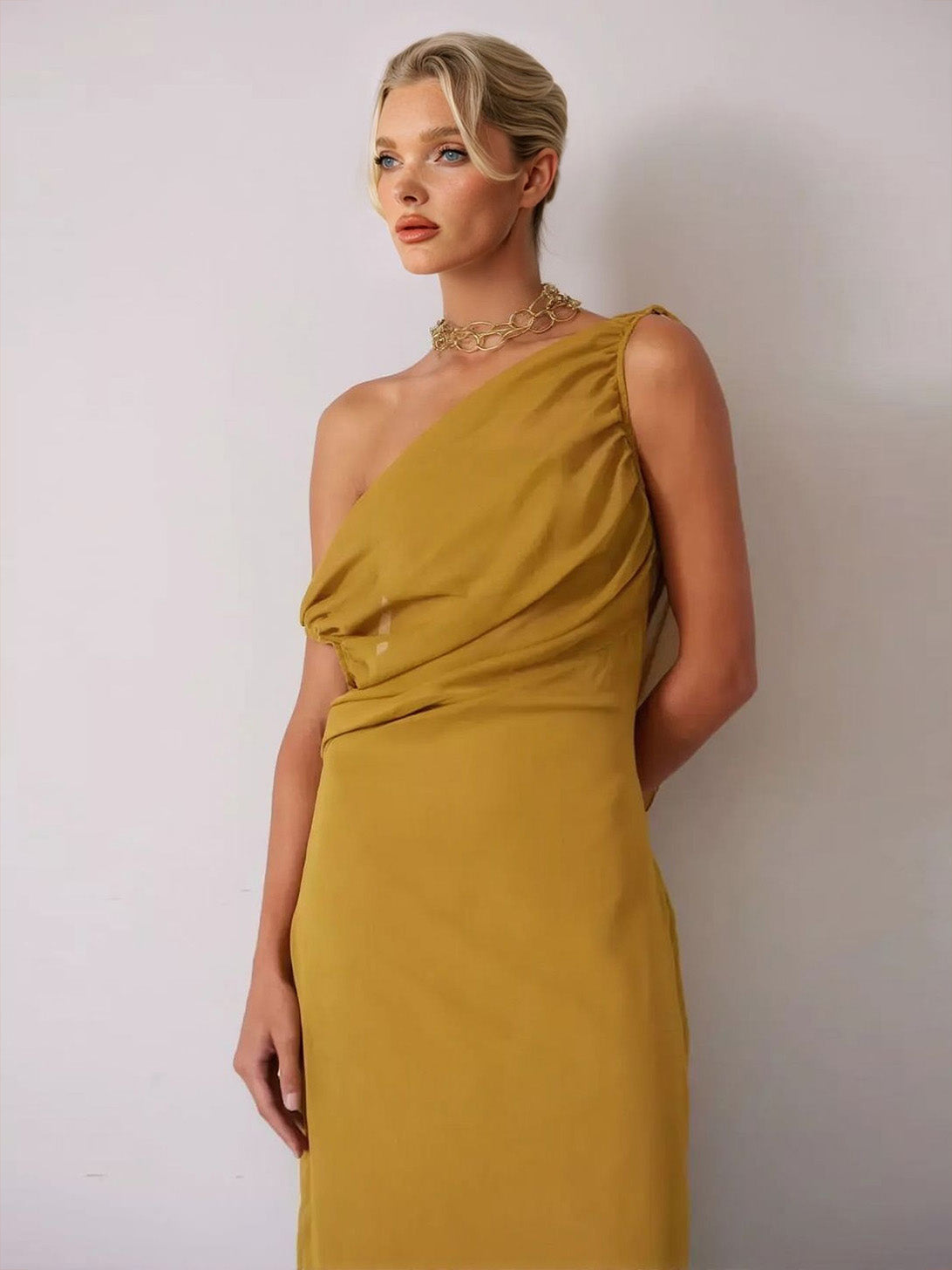Elegante abito lungo fluido monospalla con vita arricciata