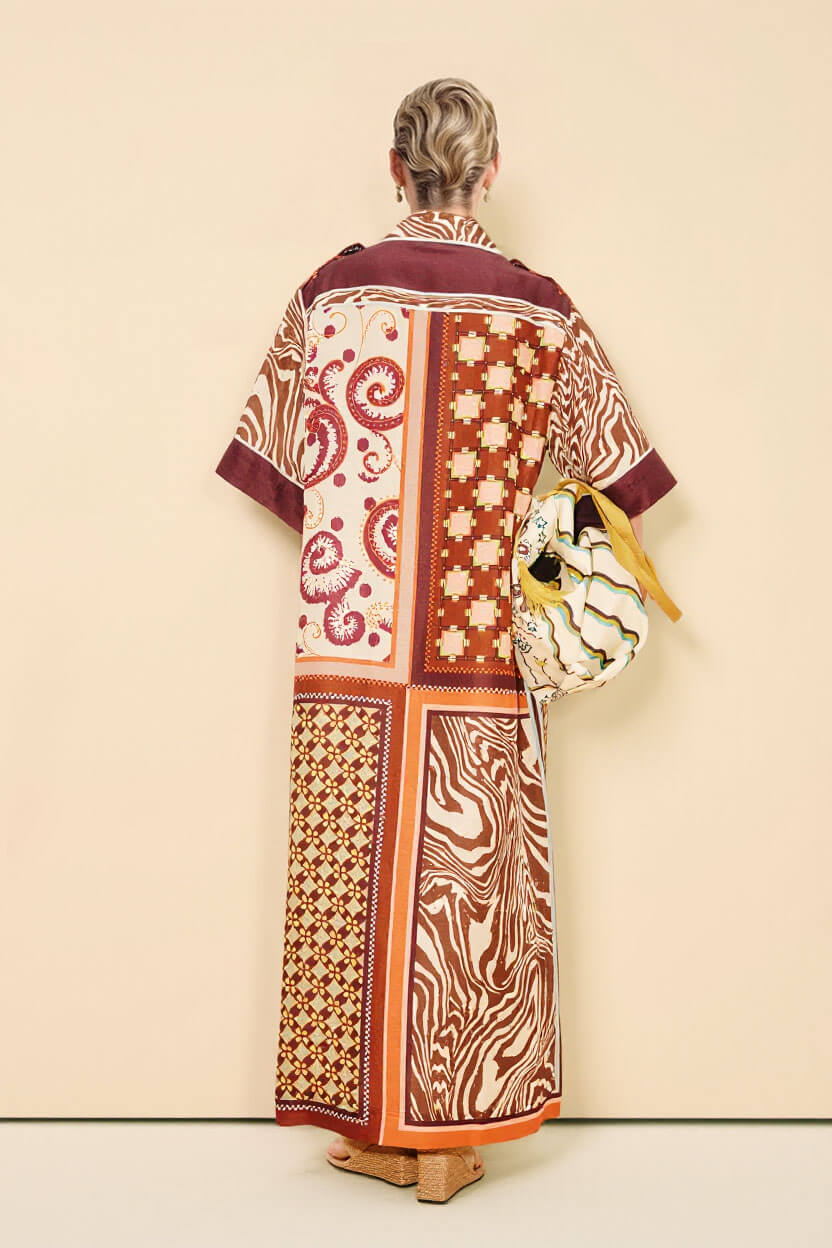 Vestido camisero maxi holgado, con bloques de color, estampado único y bolsillos laterales