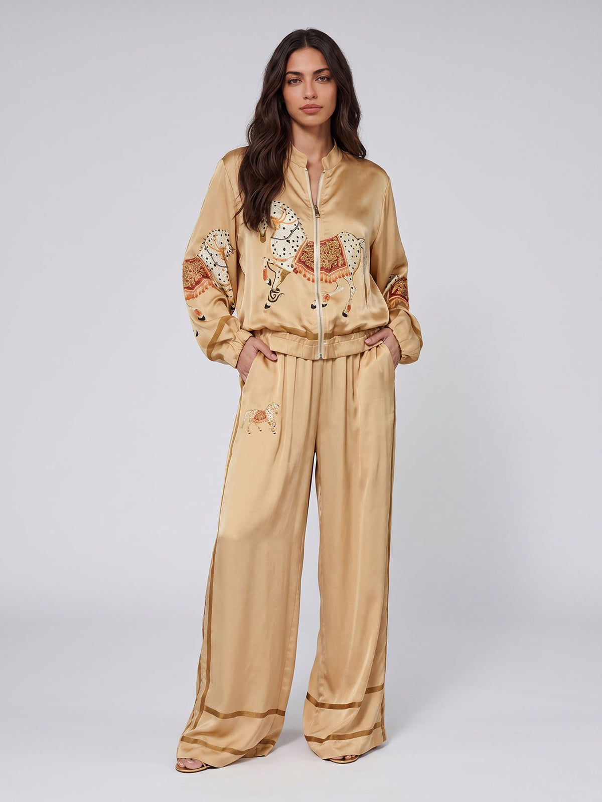 Ensemble deux pièces raffiné en satin imprimé chevaux, avec veste zippée et pantalon large