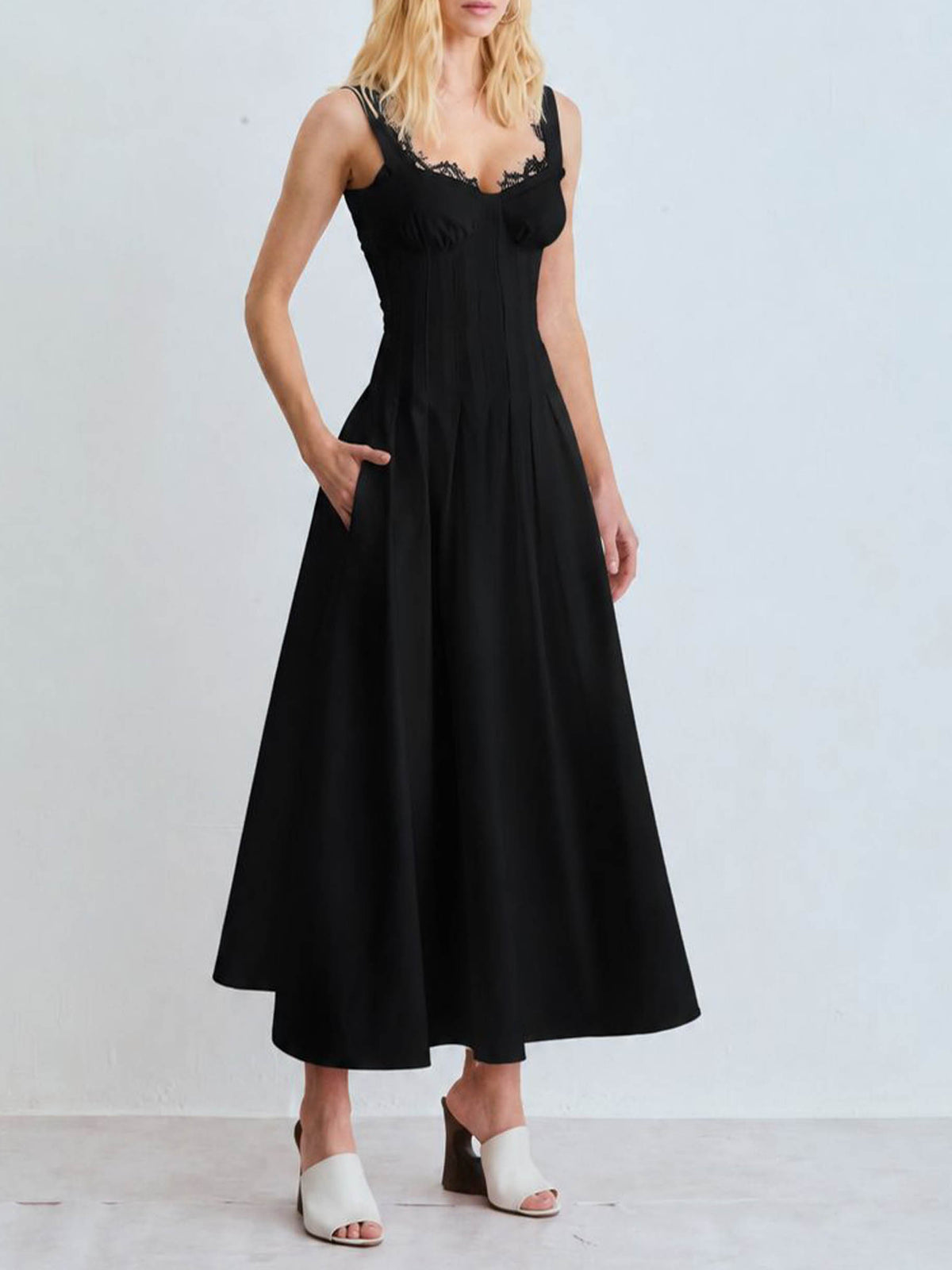 Elegante abito midi aderente in pizzo con scollo a V