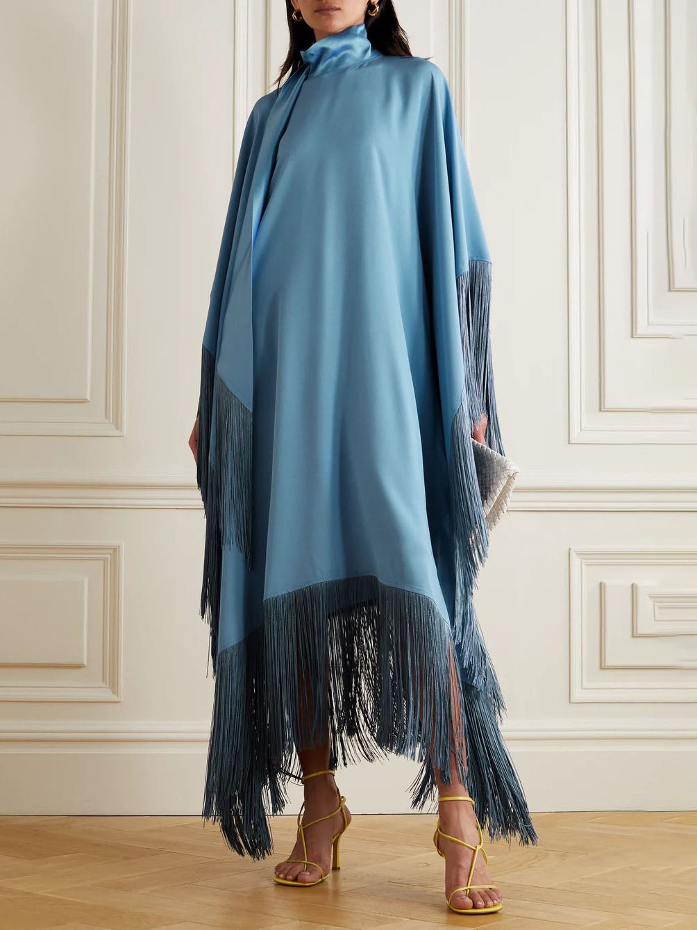 Elegante abito lungo asimmetrico a collo alto con finiture di frange