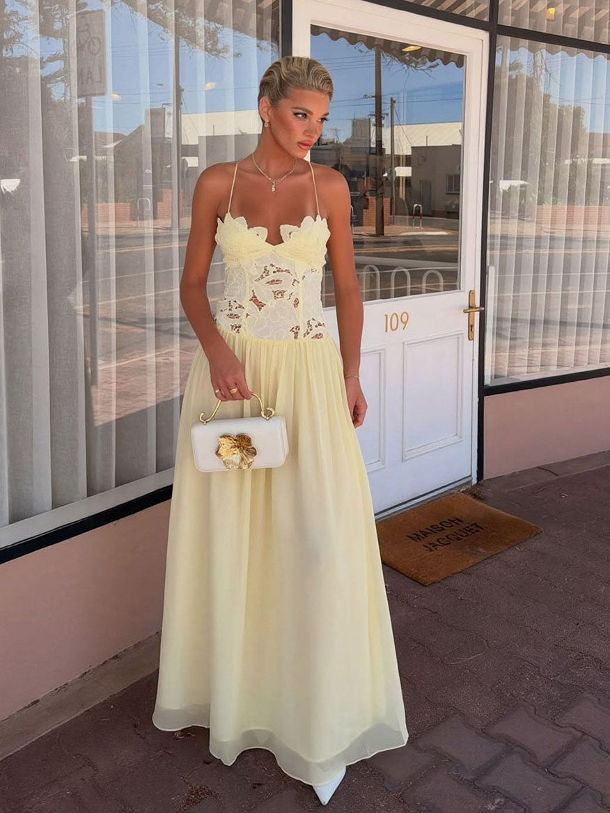 Elegantes Maxikleid mit Spaghettiträgern, Spitze und Blumenapplikation