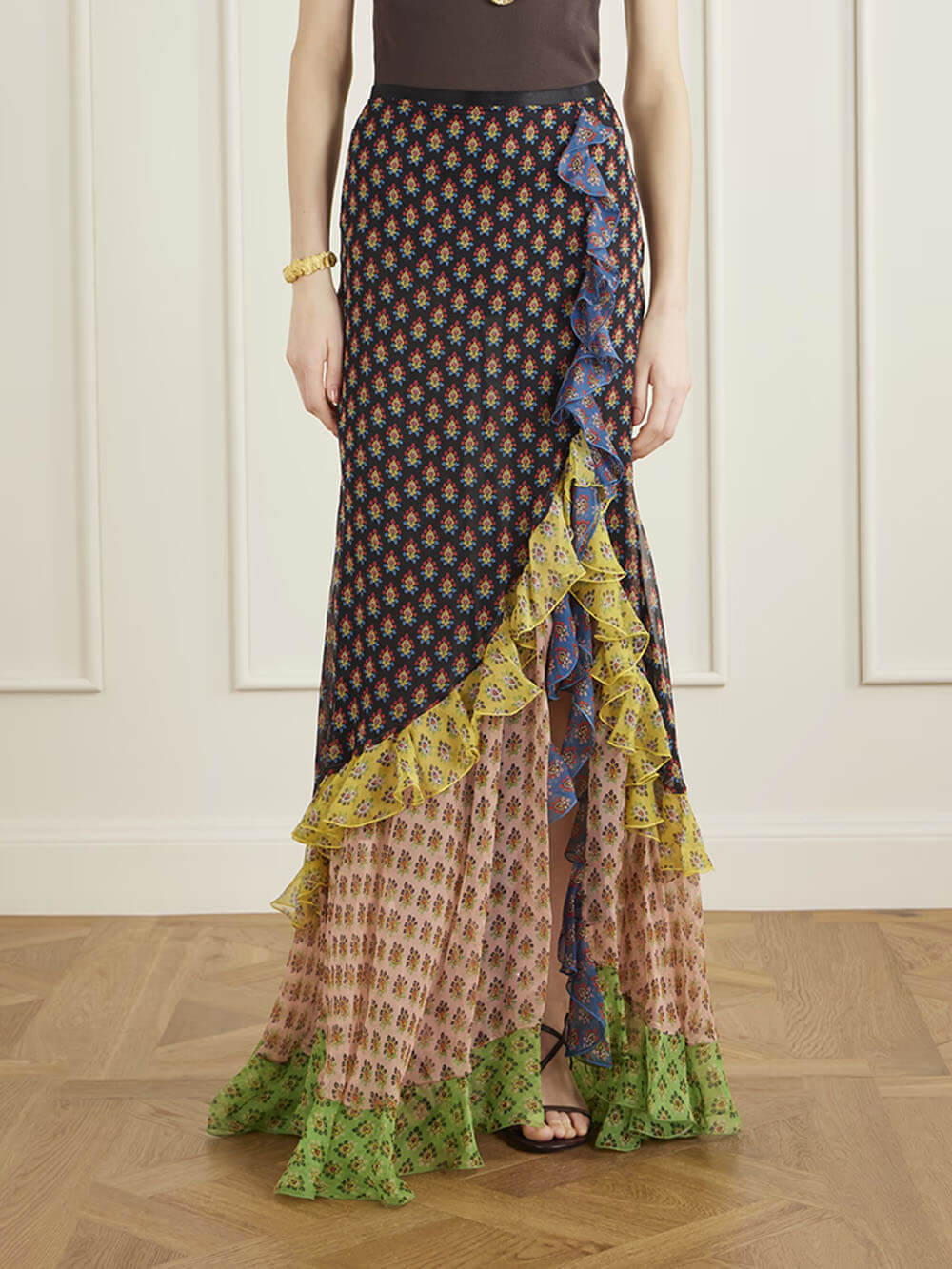 Saia maxi delicada de chiffon com folhos em camadas e estampado