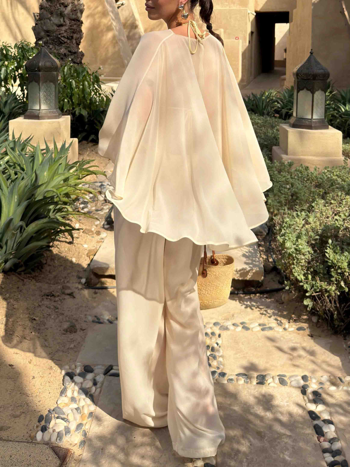 Ensemble de plage deux pièces avec crop top à manches cape transparentes et pantalon large