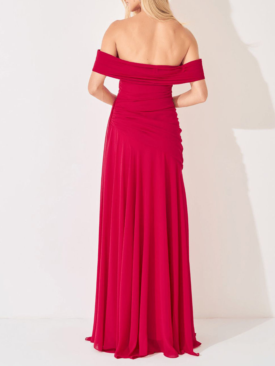 Abito lungo elegante in chiffon arricciato con spalle scoperte